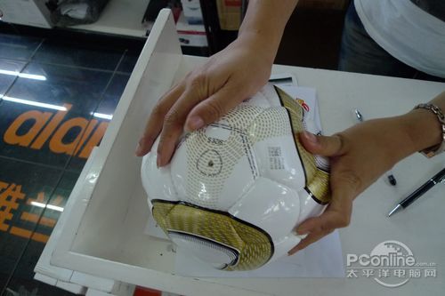 雅兰仕音箱!赢南非世界杯用球
